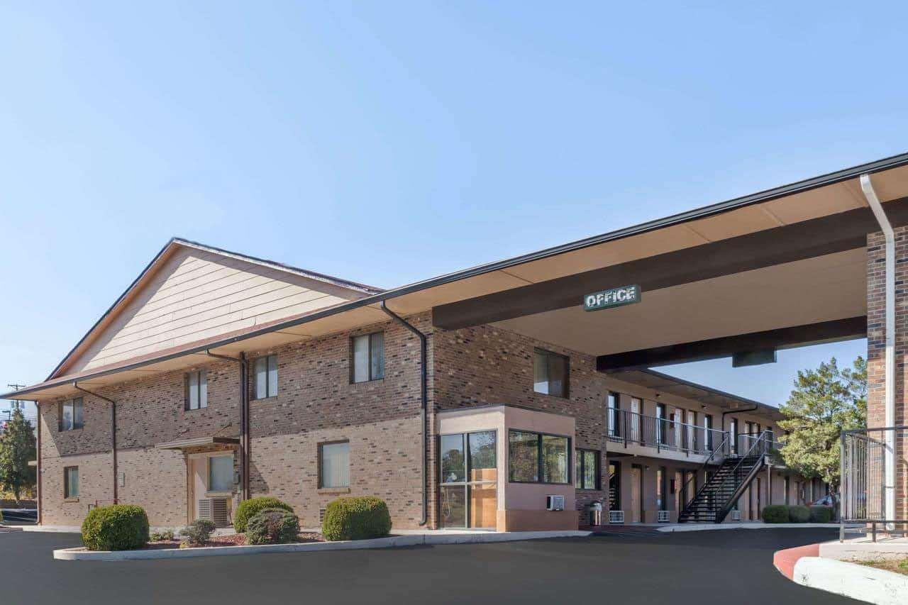 Travelodge By Wyndham Clarksville Exterior photo